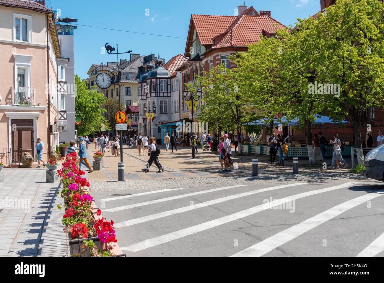 Zelenogradsk, Russland Juni 2021: Fußgängerzone Resort Avenue in Zelenogradsk, Russland. Eine beliebte Fußgängerzone in Zelenogradsk mit Geschäften und altem Haus Stockfoto