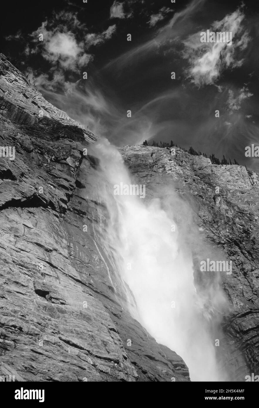 Auf der Suche bei gespeisten Wasserfälle Yoho Nationalpark Britisch-Kolumbien, Kanada Stockfoto