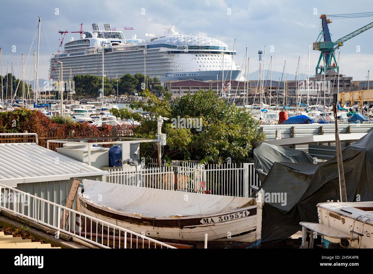 Die Royal Caribbean's Wonder of the Seas, gebaut in Saint Nazaire, kam am 9. November in Marseille an, um die Arbeiten zu beenden, wird am März auf See sein, sie ist das größte Kreuzschiff der Welt: Länge 362 m Breite 66m 6988 Passagiere und 2300 Besatzungsmitglieder.die Umrüstung #10 des Hafens von Marseille ist eine der 3 größten der Welt (465x85m) Stockfoto