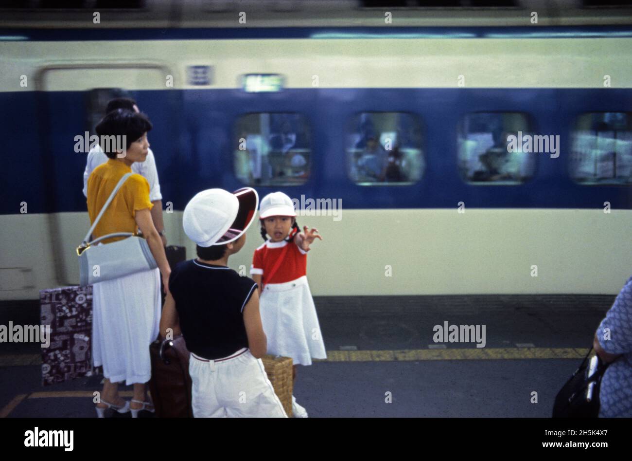 Passagiere am Bahnhof, Shinkansen, Japan, 70er Jahre Stockfoto
