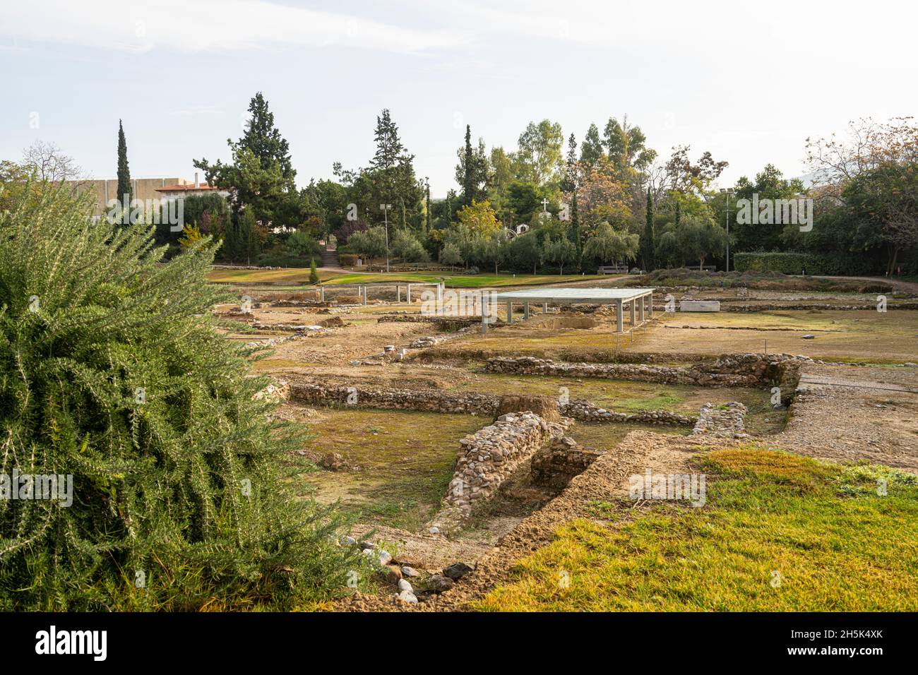 Athen, Griechenland. November 2021. Panoramablick auf die archäologischen Ausgrabungen des Aristoteles-Lyzeums im Stadtzentrum Stockfoto
