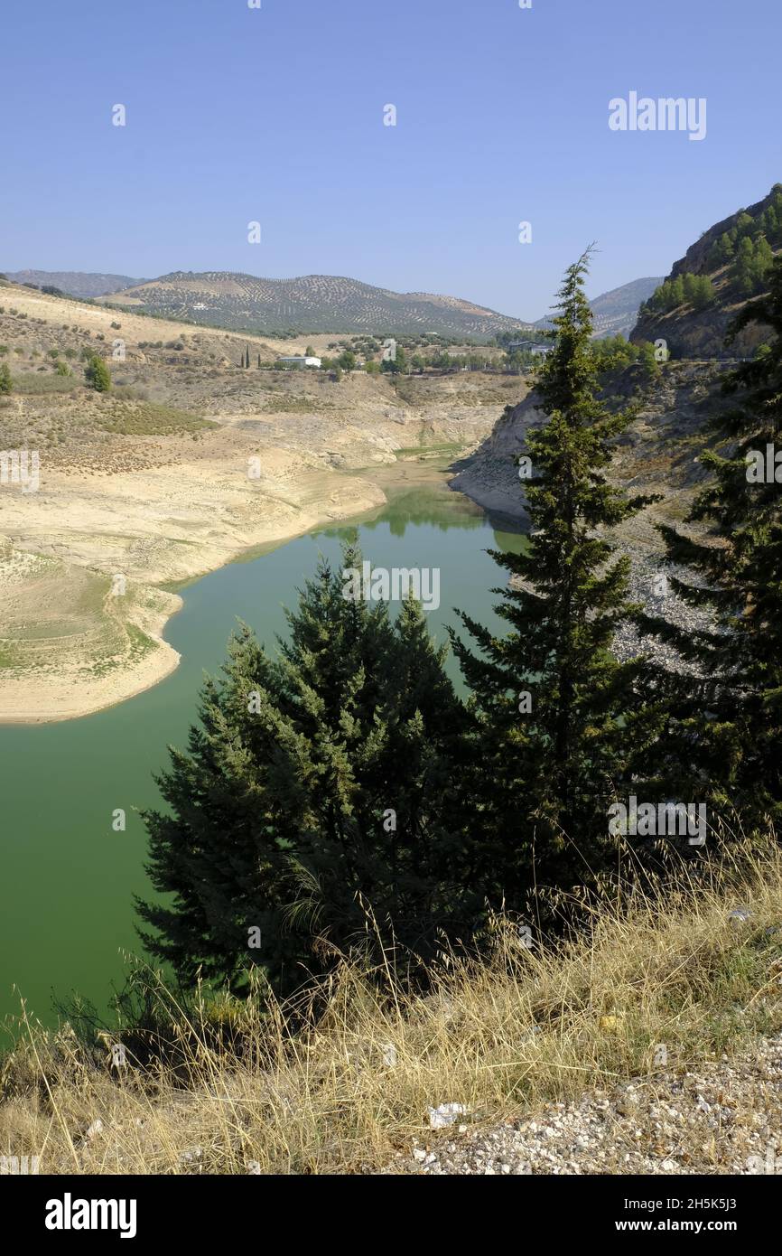 Sehr niedriger Wasserstand im Sommer aufgrund fehlender Niederschläge, Iznajar Reservoir, Cordoba Provinz, Andalusien, Spanien Stockfoto