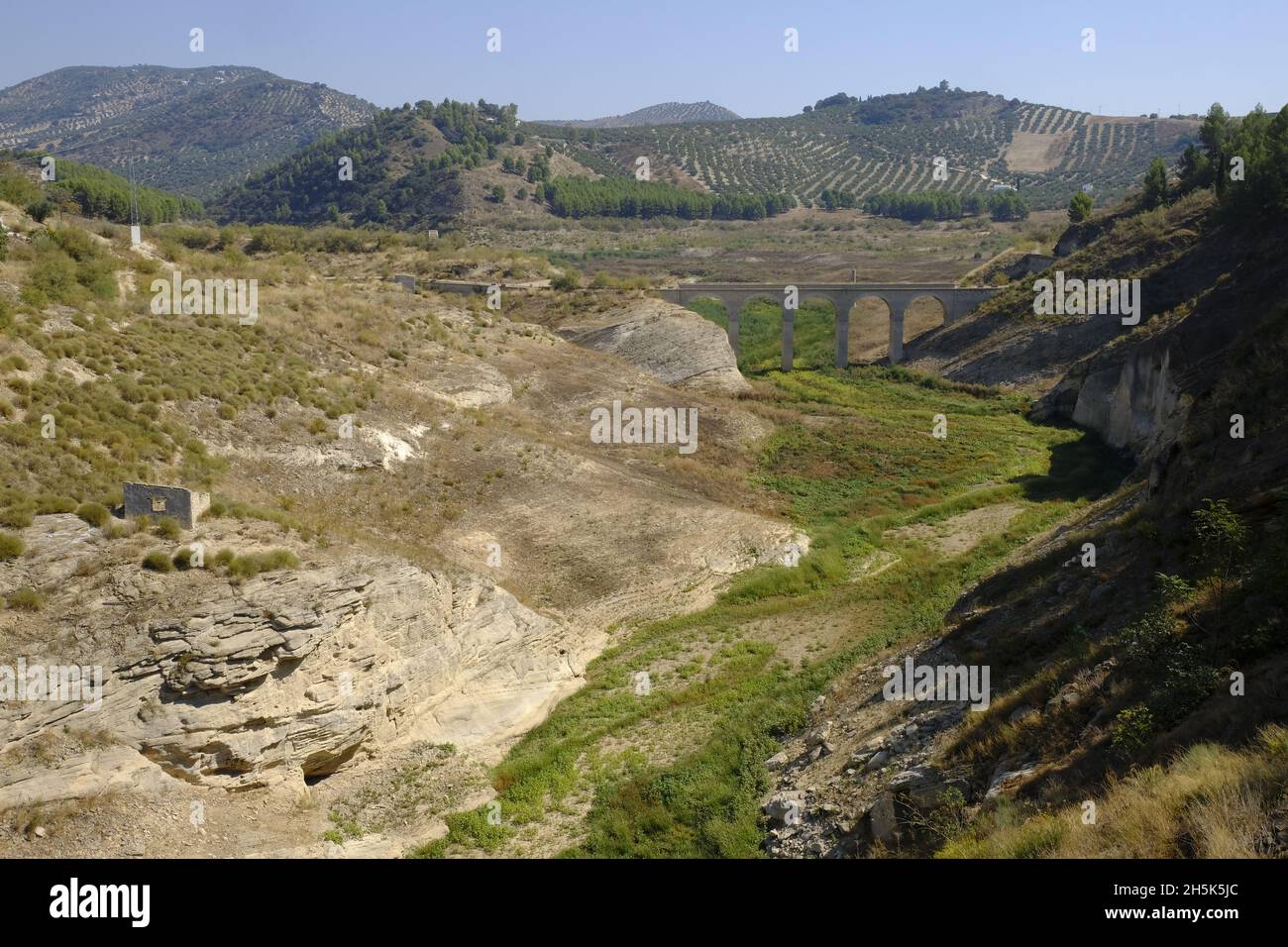 Trockenes Reservoirbett im Sommer wegen fehlender Niederschläge, Iznajar, Provinz Cordoba, Andalusien, Spanien Stockfoto