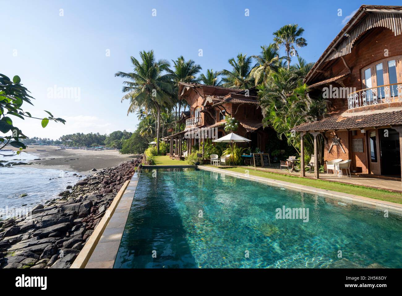 Unendlicher Pool und Küstenlinie in Ahilya am Meer; Nerul, Goa, Indien Stockfoto
