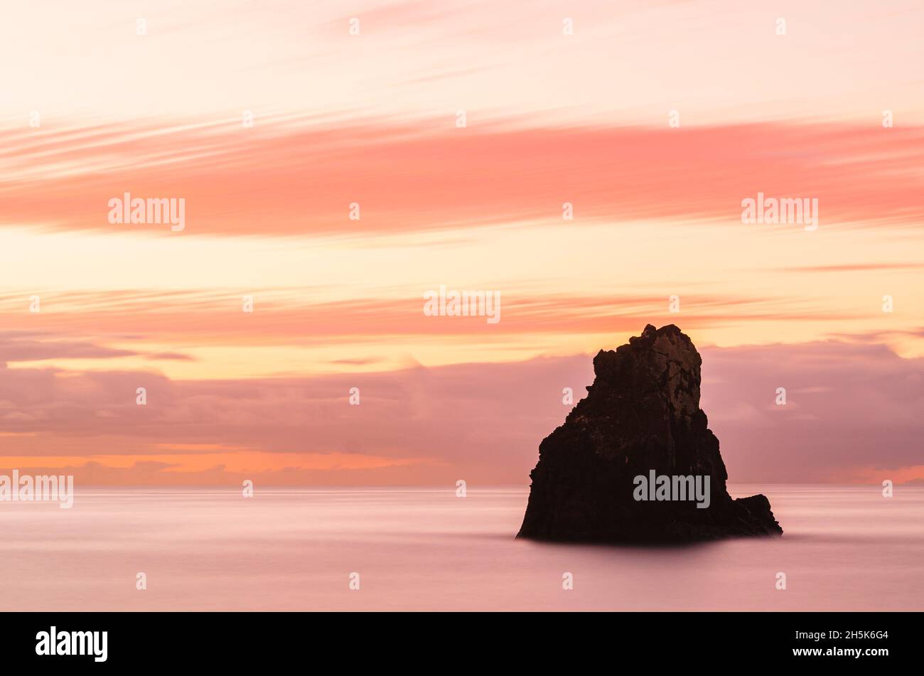 Meeresstapel im Atlantischen Ozean bei Sonnenaufgang Stockfoto