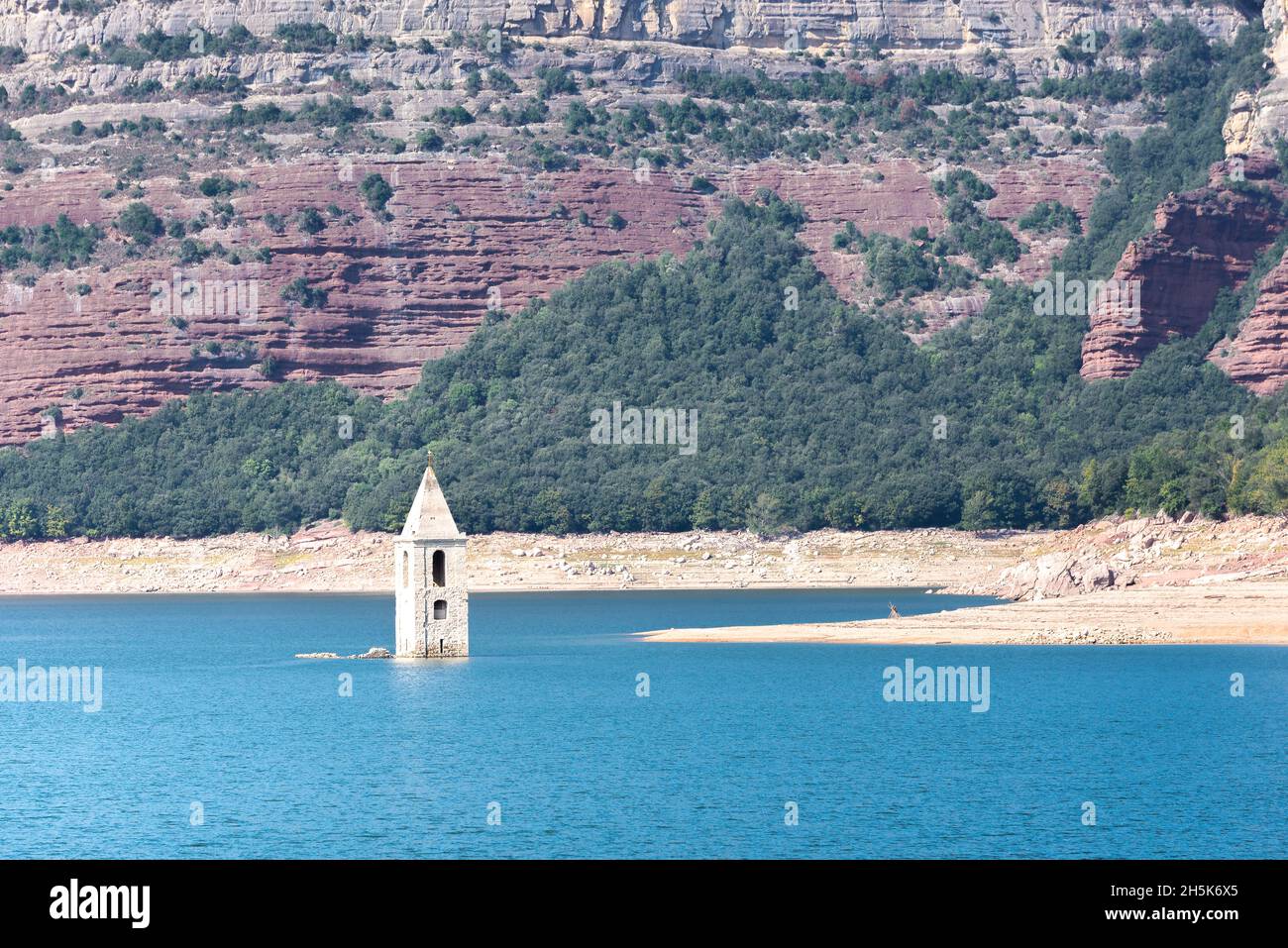 Der Glockenturm des Dorfes San Roman de Sau wurde im Stausee Sau, Barcelona, überflutet Stockfoto