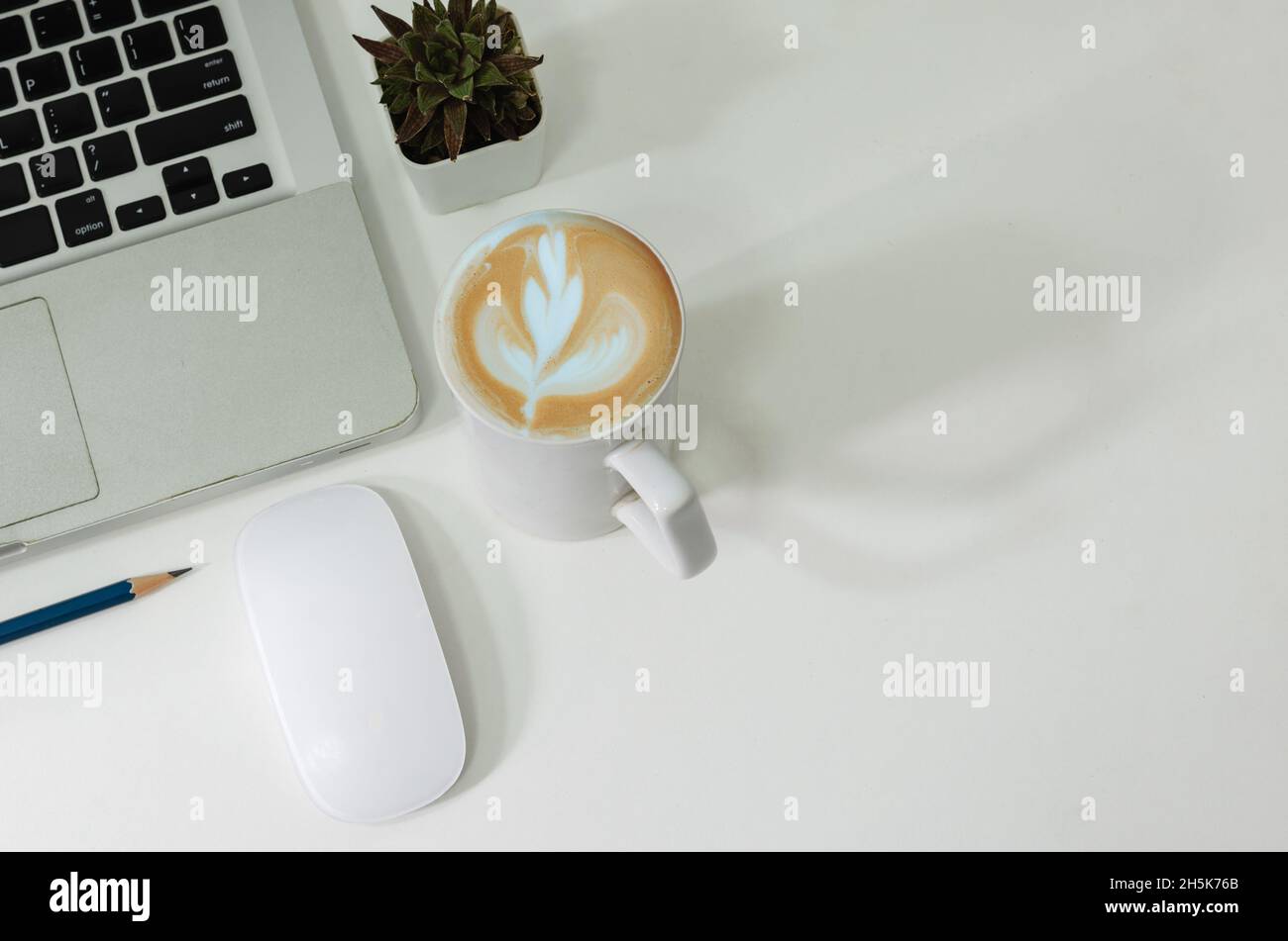 Draufsicht Maus Computer Laptop und Bleistift Kaffeetasse flach lag auf dem Schreibtisch. Stockfoto