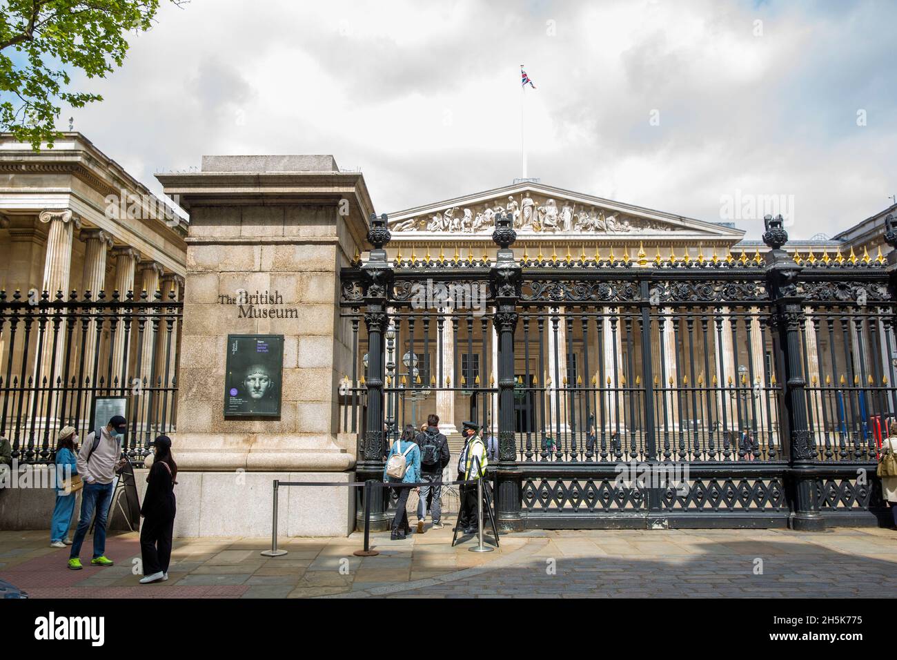 Vor dem British Museum in London stehen Menschen Schlange, da Innenräume wie Museen und Kinos wiedereröffnet werden dürfen. Stockfoto