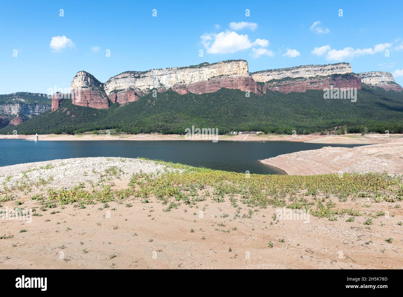 Der Stausee Sau und die Bergkette Las Guillerias mit dem unter Wasser gelegenen Glockenturm des Dorfes San Roman de Sau, Barcelona Stockfoto