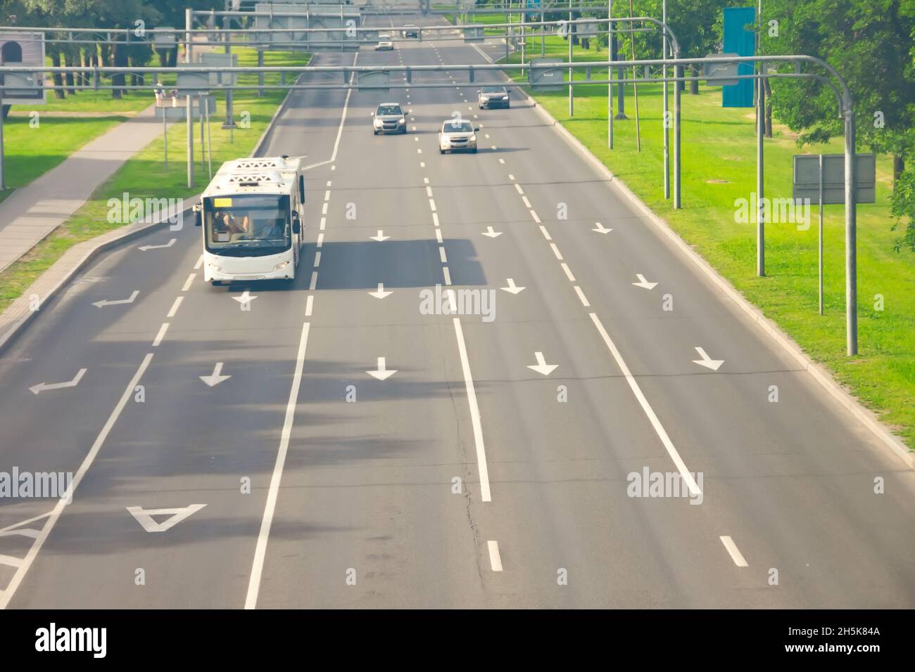 Bus Spur Straßenmarkierung Zusammensetzung, mehrspurige städtische Autobahn Stockfoto