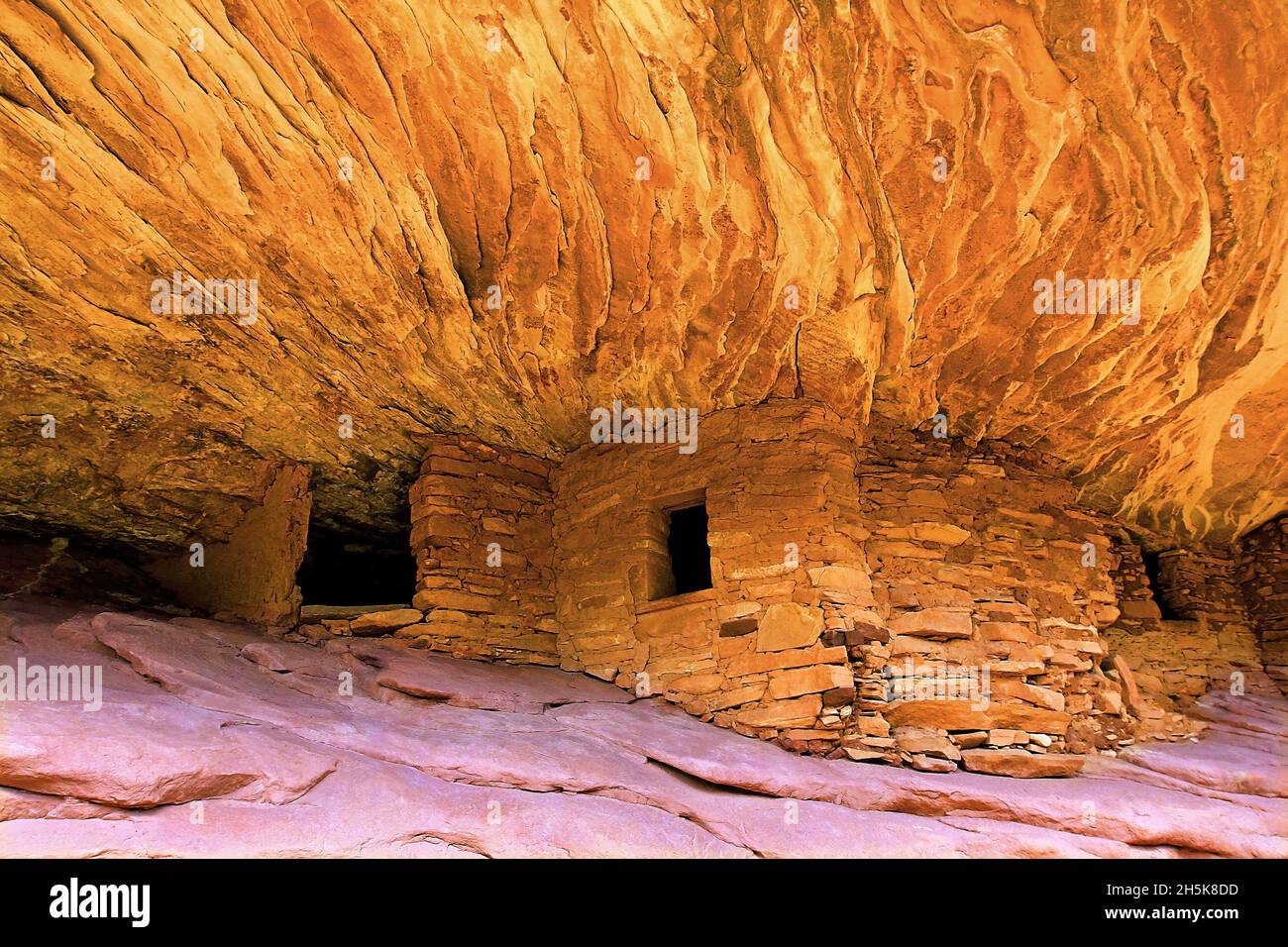 „House on Fire“-Ruinen der uralten Pueblos-Klippenhäuser, Steinstrukturen, die in die dramatischen, zerklüfteten adobe-Klippen in Cedar Mesa am S... Stockfoto