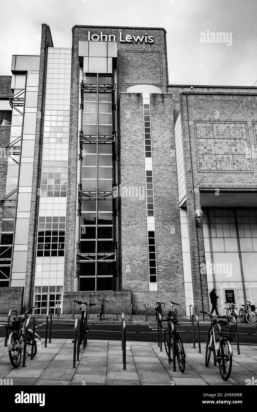 Kingston upon Thames London England Großbritannien November 5 2021, John Lewis Kaufhaus mit Fahrrädern, die draußen geparkt sind und keine Menschen Stockfoto