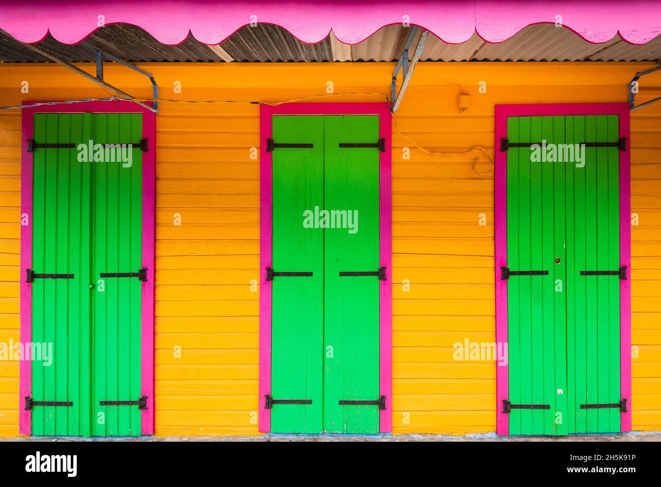 Nahaufnahme von farbenfrohen Fensterläden und Türen des traditionellen Hauses in Basse-Terre; Guadeloupe, Westindien Stockfoto