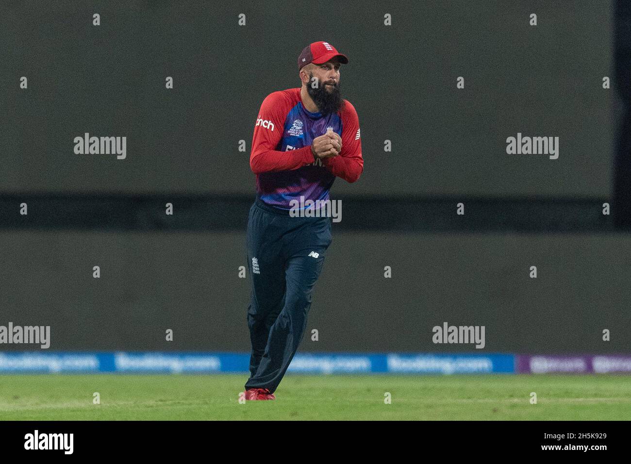 Abu Dhabi, VAE, 10. November 2021. Moeen Ali aus England nimmt den Fang, um den Neuseeländer Martin Guptil während des Halbfinalmatches der ICC Mens T20 zwischen England und Neuseeland am 10. November 2021 im Sheikh Zayed Cricket Stadium, Abu Dhabi, VAE, zu entlassen. Foto von Grant Winter. Nur zur redaktionellen Verwendung, Lizenz für kommerzielle Nutzung erforderlich. Keine Verwendung bei Wetten, Spielen oder Veröffentlichungen einzelner Clubs/Vereine/Spieler. Kredit: UK Sports Pics Ltd/Alamy Live Nachrichten Stockfoto