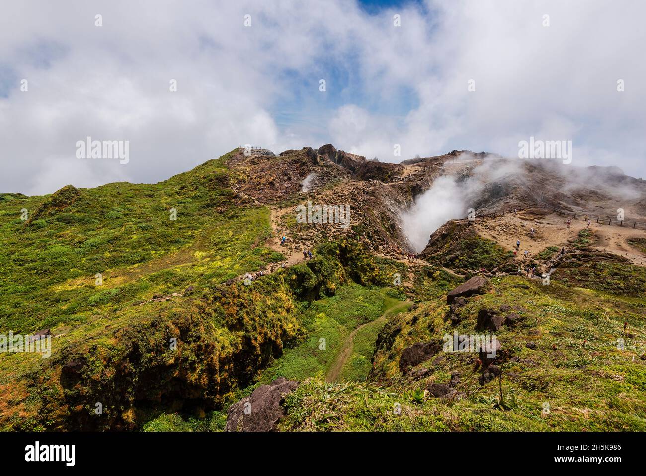 Die Menschen wandern entlang des Bergpfades in der Nähe der Spitze des La Grande Soufriere mit seinem Krater emittierende Gase, Basse-Terre Stockfoto