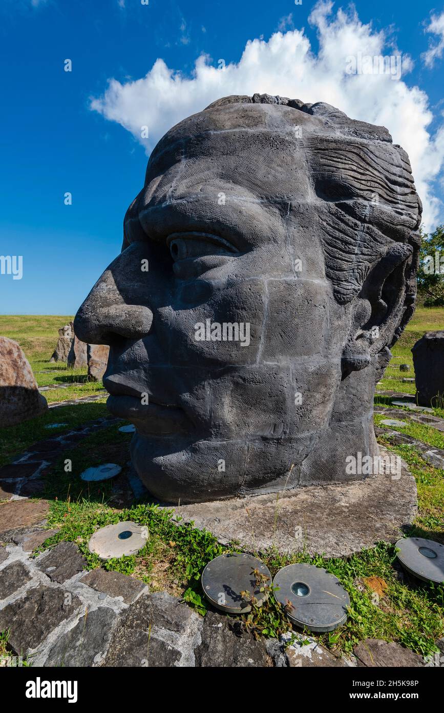 Große, steinerne Büste von Louis Delgres an der Gedenkstätte Fort Louis Delgres; Basse-Terre, Guadeloupe, Französisch-Westindien Stockfoto