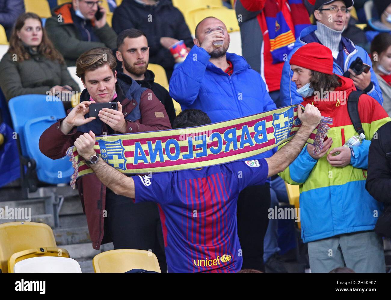 KIEW, UKRAINE - 2. NOVEMBER 2021: Fans von Barcelona zeigen ihre Unterstützung beim UEFA Champions League-Spiel Dynamo Kiew gegen Barcelona im NSC Olimpiyskyi-Stadion in Kiew, Ukraine Stockfoto