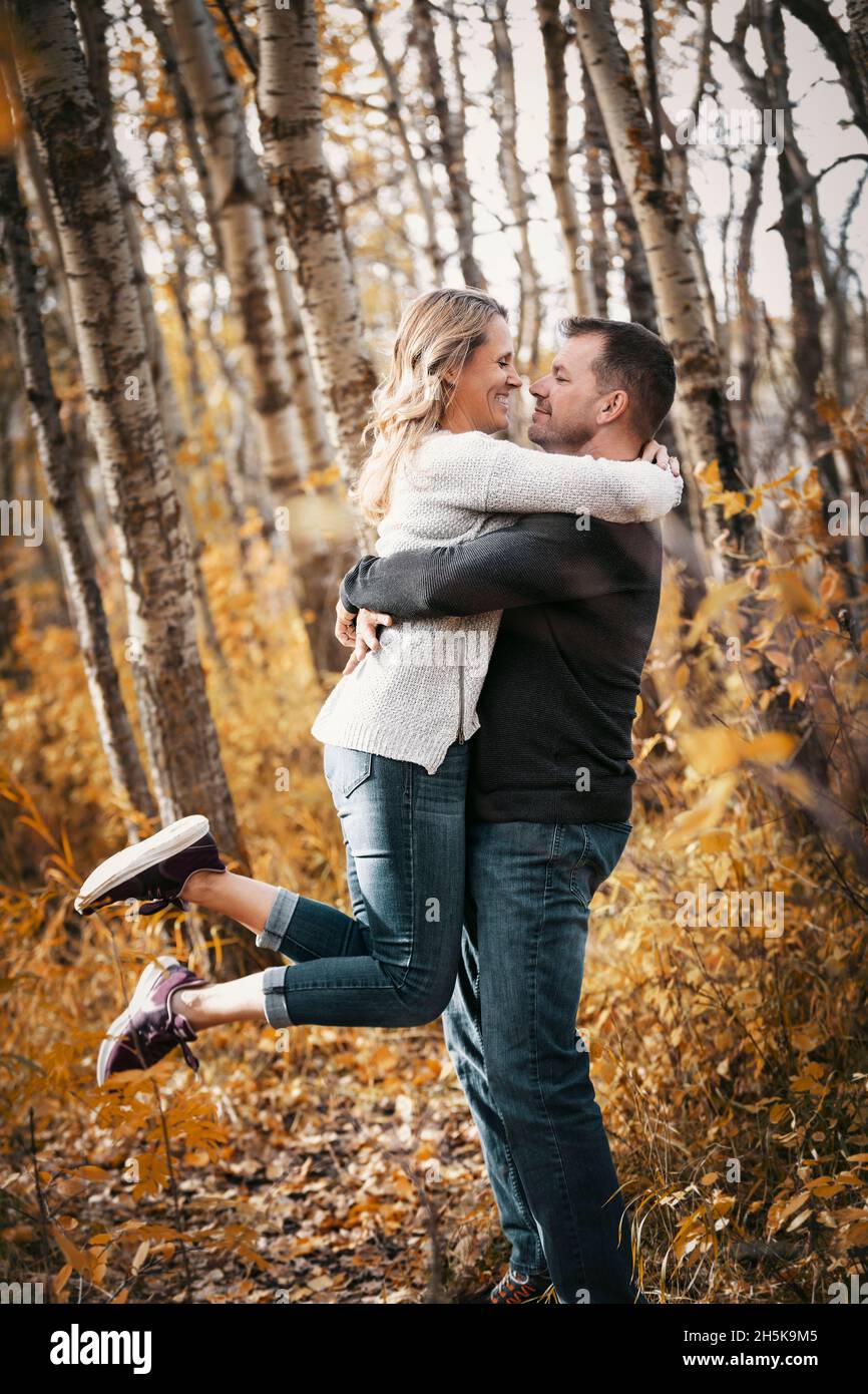 Ein reifes Ehepaar, das an einem warmen Herbstnachmittag in einem Stadtpark in St. Albert, Alberta, Kanada, viel Zeit miteinander verbringt Stockfoto