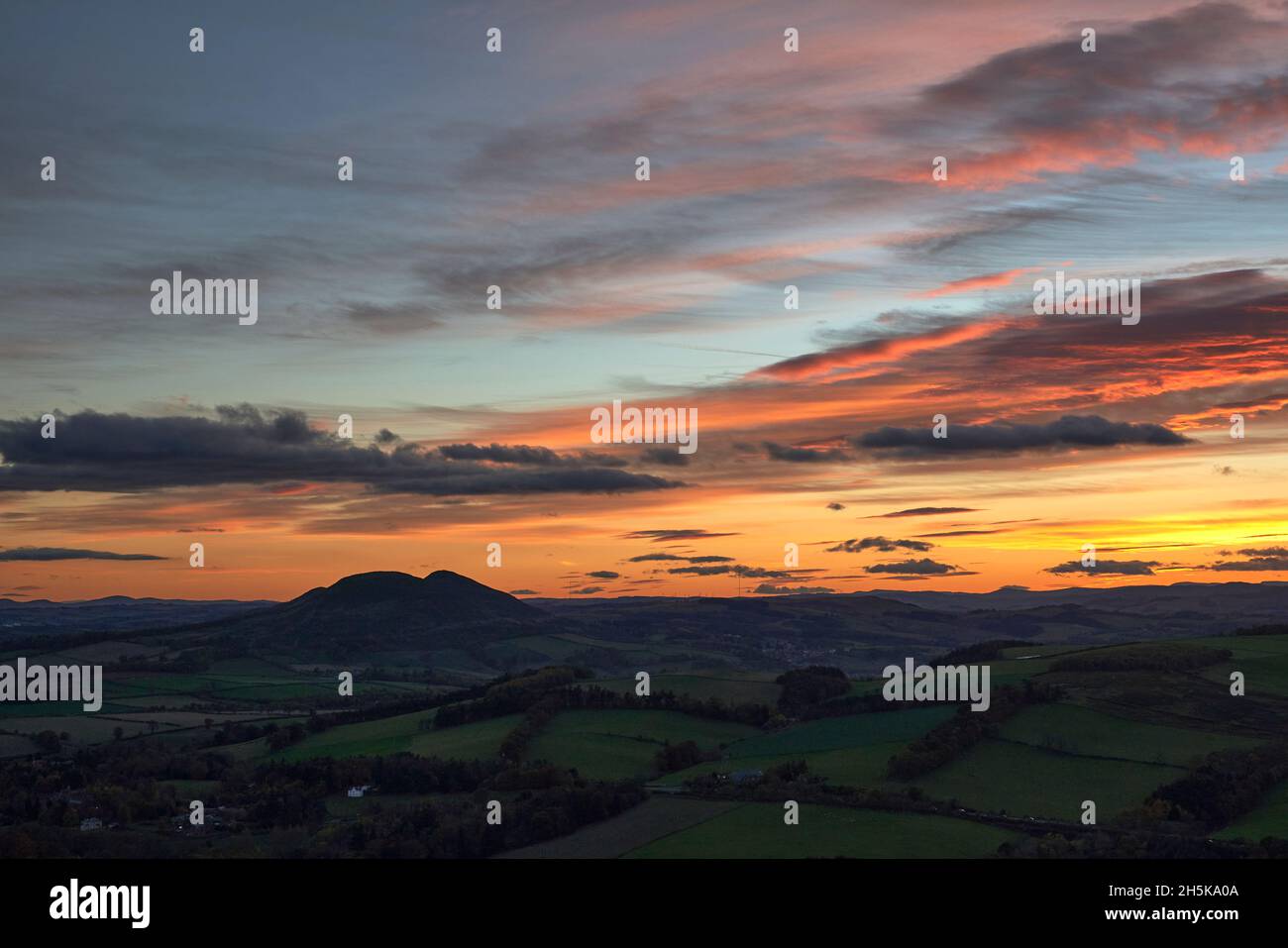 Atemberaubender herbstlicher Sonnenuntergang hinter den Eildon Hills in den Scottish Borders Stockfoto