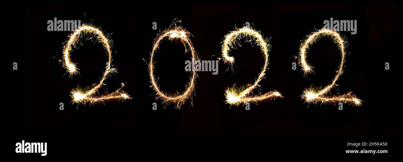 2022 geschrieben mit Sparkler Feuerwerk, Neujahr Header oder Web-Banner Stockfoto