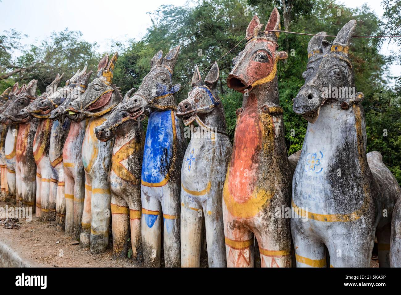 Nahaufnahme der bemalten Terrakotta-Pferdeskulpturen im Sri Solai Andavar Tempel in Kothari, Region Chetinadu, Tamil Nadu, Indien Stockfoto