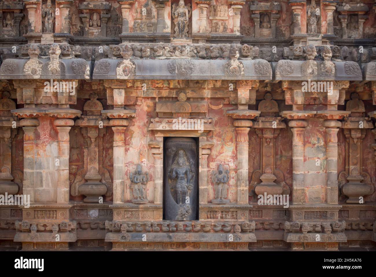 Nische mit hinduistischer Gottheitsschnitzerei in Steinmauer des Dravidian Chola-Ära Airavatesvara-Tempels; Darasuram, Tamil Nadu, Indien Stockfoto