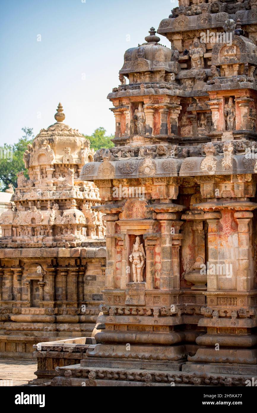 Tempelstrukturen, Nische mit hinduistischer Gottheit Schnitzerei in Steinmauer des Dravidian Chola-Ära Airavatesvara-Tempels; Darasuram, Tamil Nadu, Indien Stockfoto