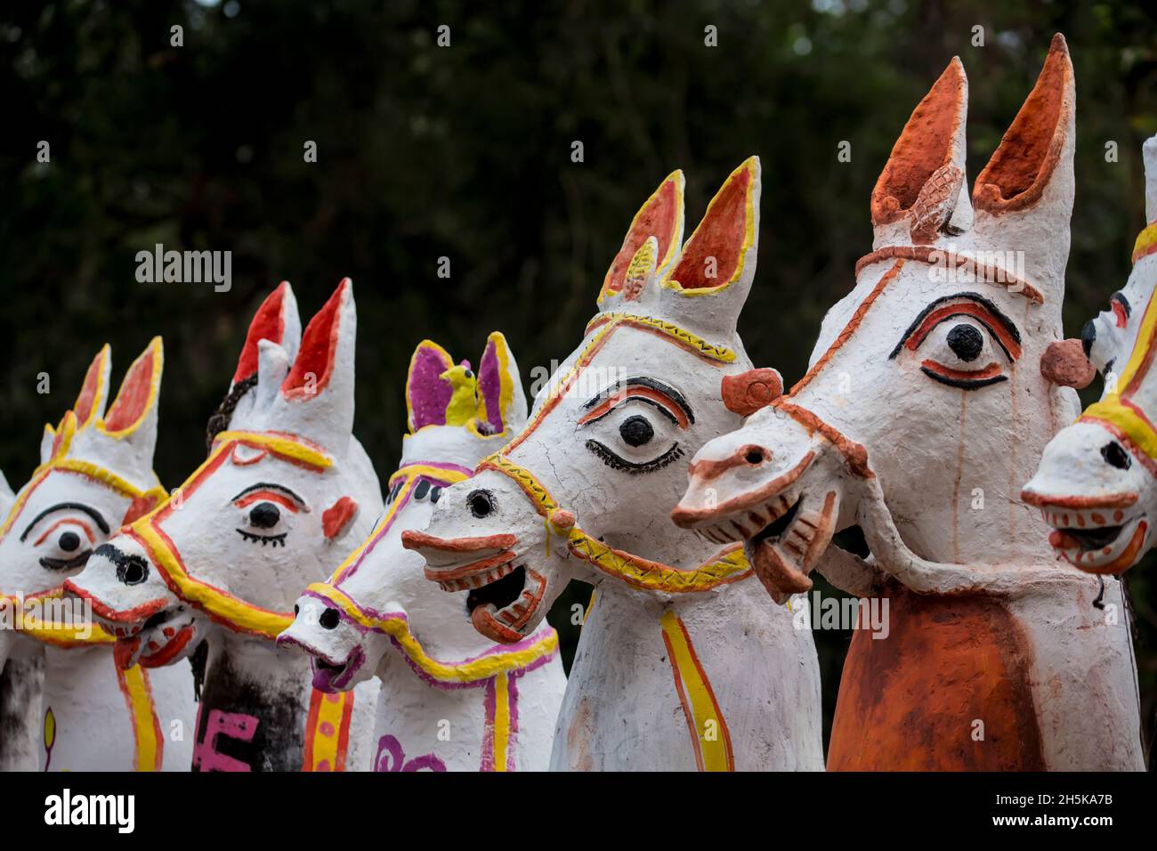 Nahaufnahme der bemalten Terrakotta-Pferdeskulpturen im Sri Solai Andavar Tempel in Kothari, Region Chetinadu, Tamil Nadu, Indien Stockfoto