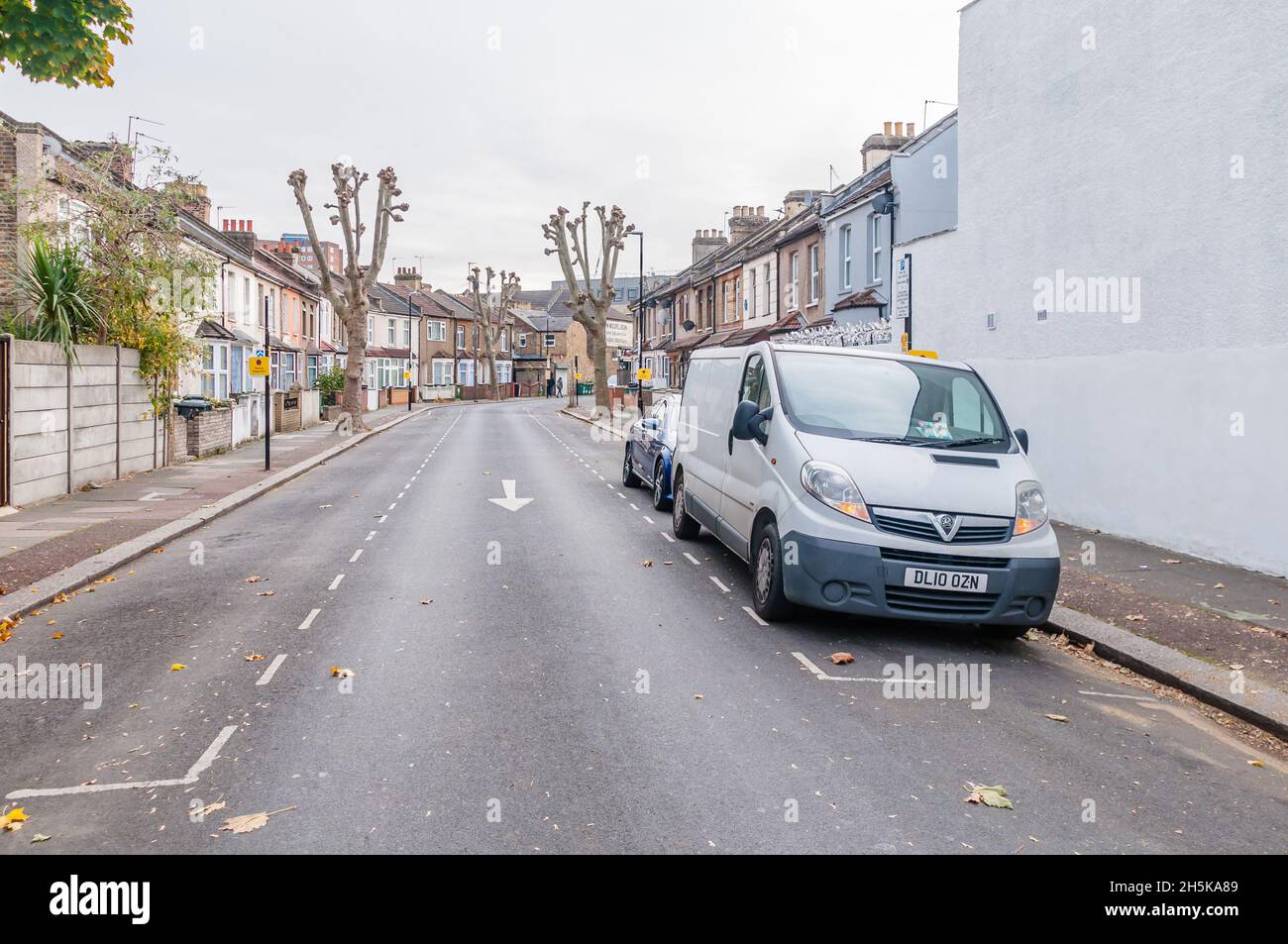 Eine verlassene britische Straße mit geschlossenen Geschäften an einem hellen sonnigen Tag Stockfoto
