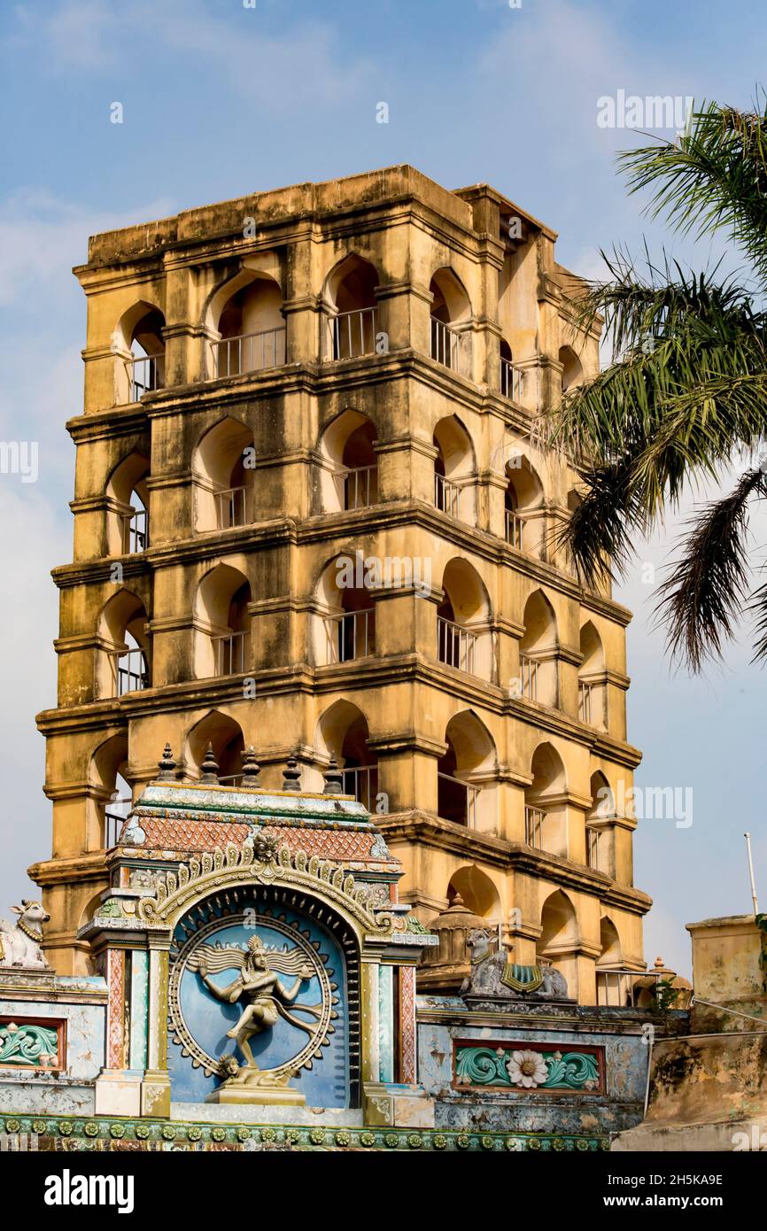 Nische mit hinduistischer Gottheit in der Wand des Dravidian Chola-Ära Airavatesvara-Tempels; Darasuram, Tamil Nadu, Indien Stockfoto