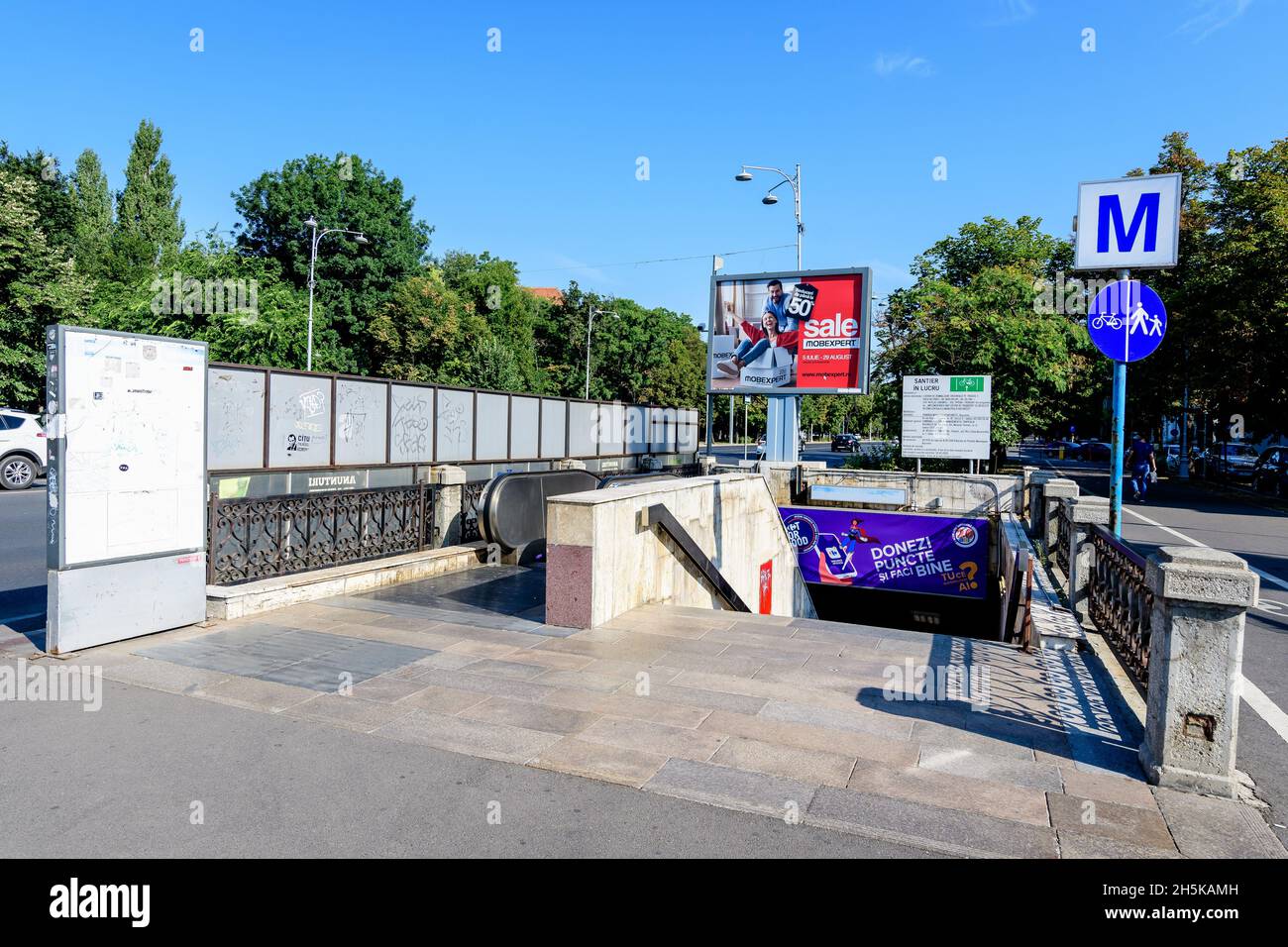 Bukarest, Rumänien - 21. August 2021: Haupteingang zur U-Bahn-Station Piata Victoriei am Victoriei-Platz im Zentrum der Stadt Stockfoto