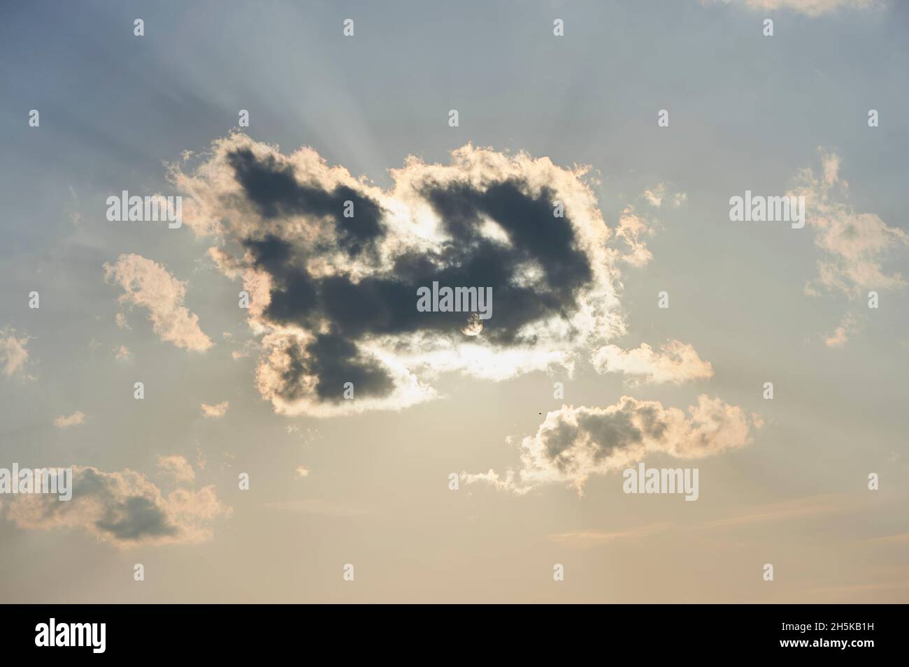 Sonnenstrahlen kommen von der Sonne hinter einer kleinen Wolke; Bayern, Deutschland Stockfoto