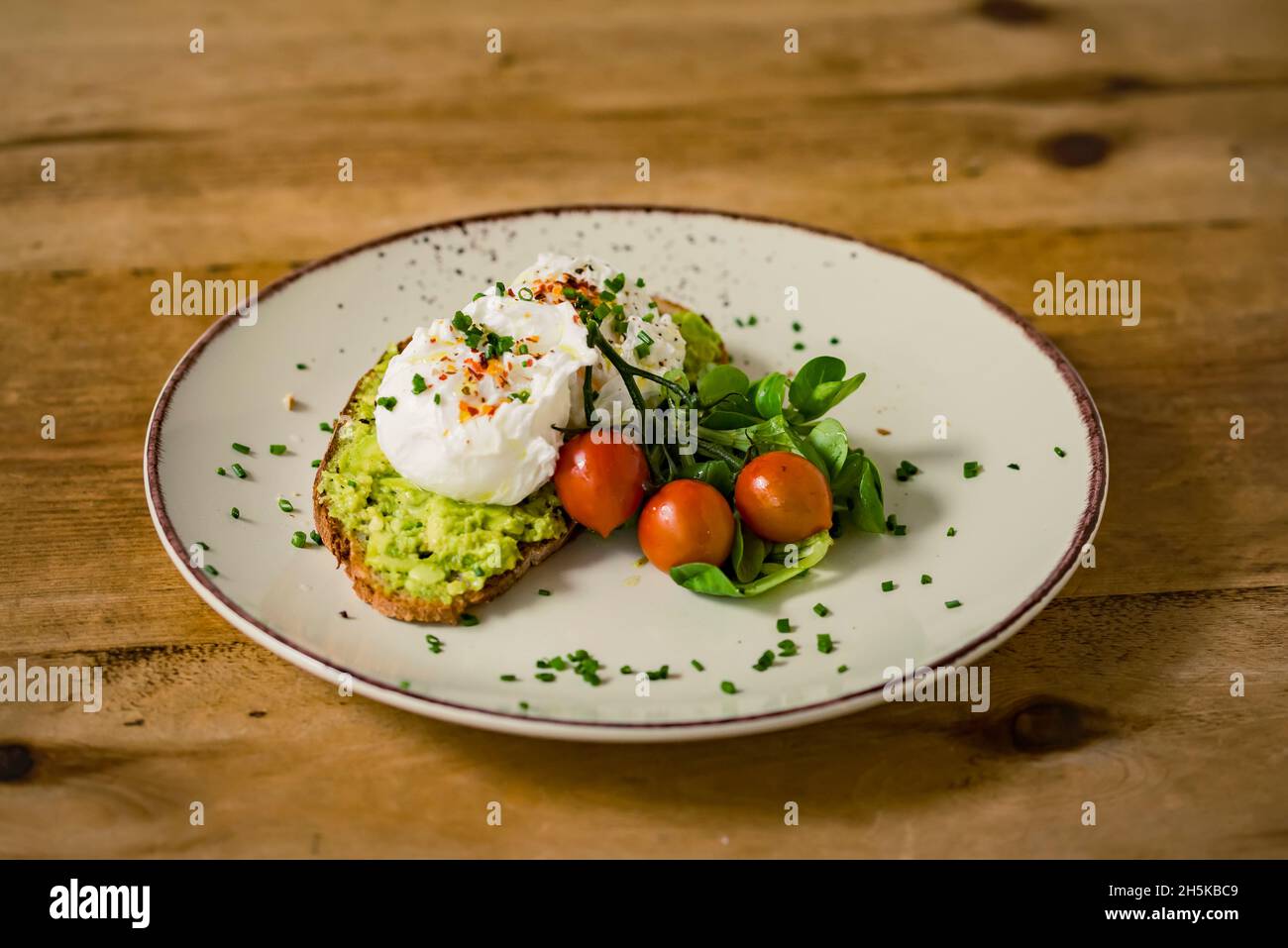 Avocado auf Toast mit Mozzarella; Studio Stockfoto