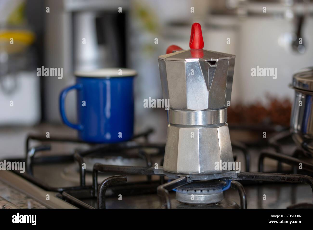 Kaffeekocher auf Feuer in der Küche des Hauses. Gesamtansicht der Küche Stockfoto