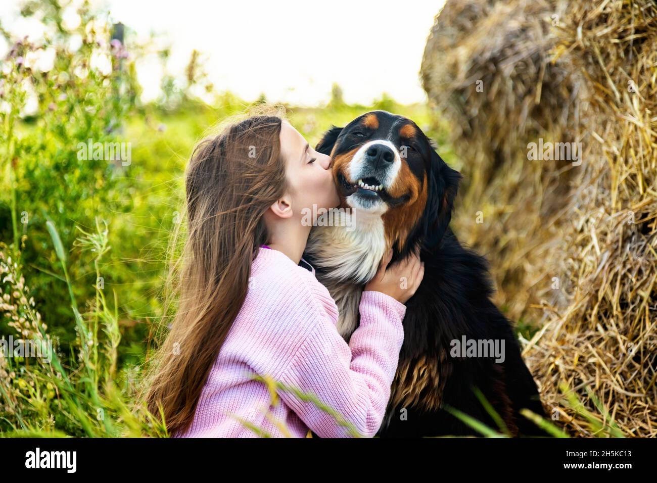 Junges Mädchen mit Hund auf einer Farm; Alcomdale, Alberta, Kanada Stockfoto