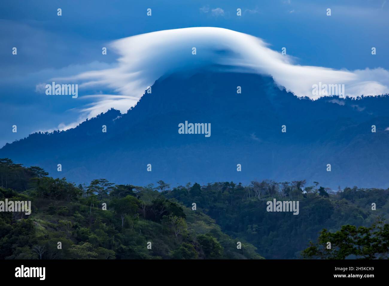 Wolkenbildung über den Hügeln über dem Tufi-Fjord auf der Halbinsel Cape Nelson, Provinz Oro, Papua-Neuguinea; Tufi, Provinz Oro, Papua-Neuguinea Stockfoto