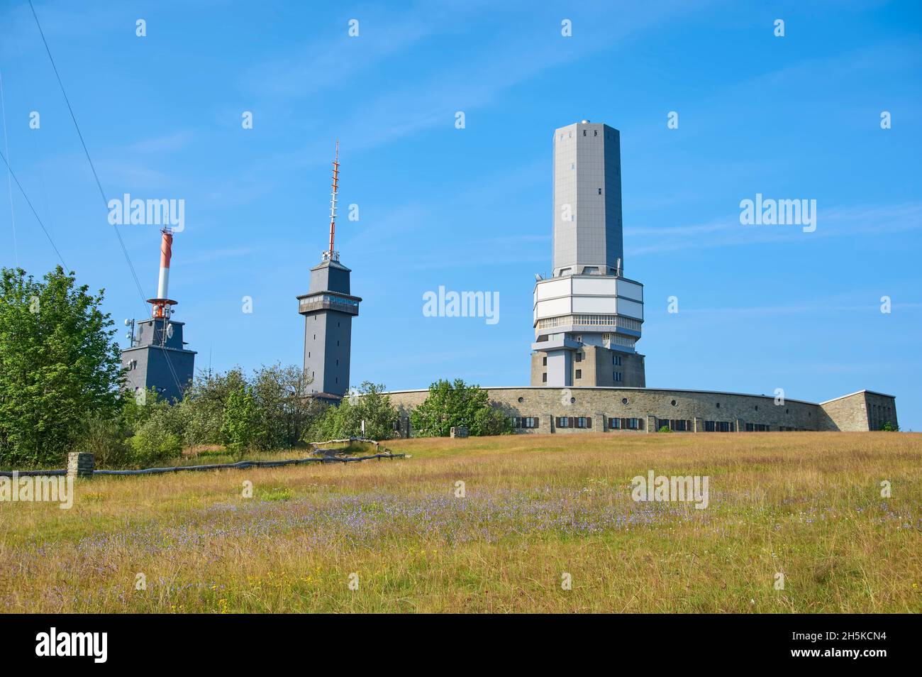 Landschaft mit Kommunikationsturm und Aussichtsturm im Sommer; Groser Feldberg, Taunus, Hessen, Deutschland Stockfoto