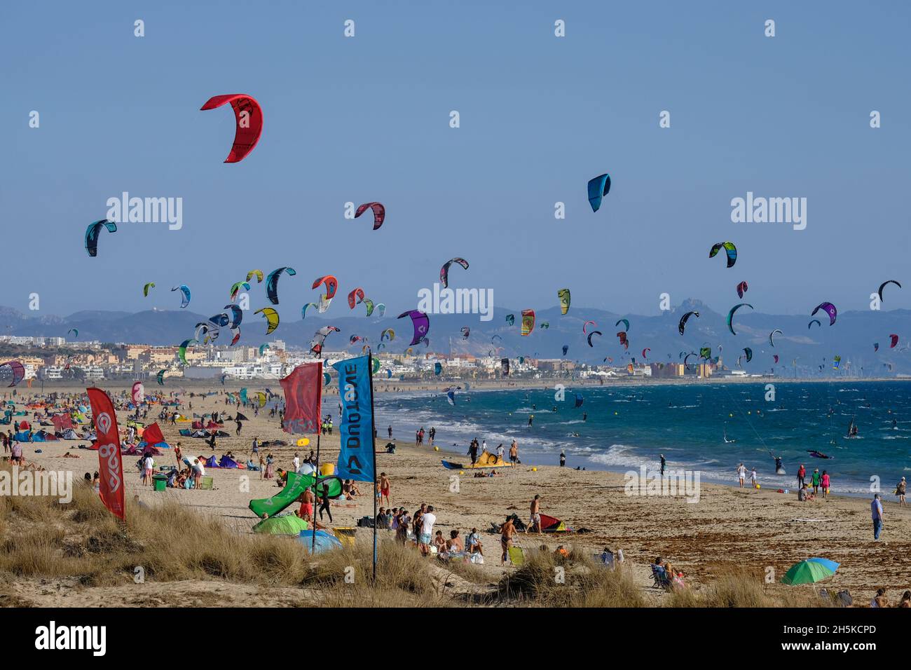 Der Strand von Los Lances ist überfüllt mit Kitesurfern. Tarifa, Costa de la Luz, Provinz Cadiz, Andalusien, Spanien Stockfoto