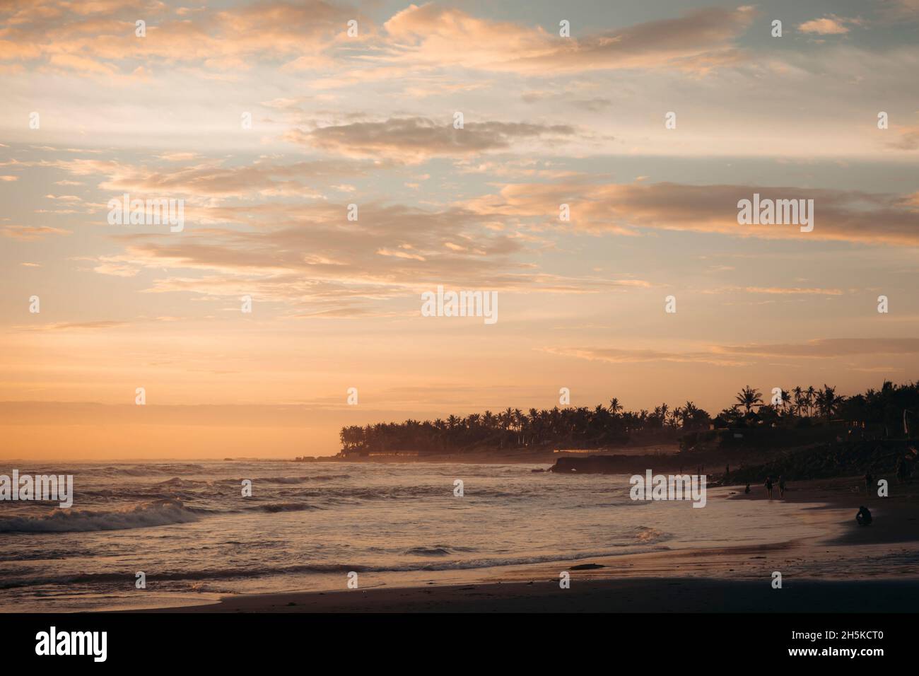 Munggu Beach in Bali bei Sonnenuntergang; Munggu, Bali, Indonesien Stockfoto