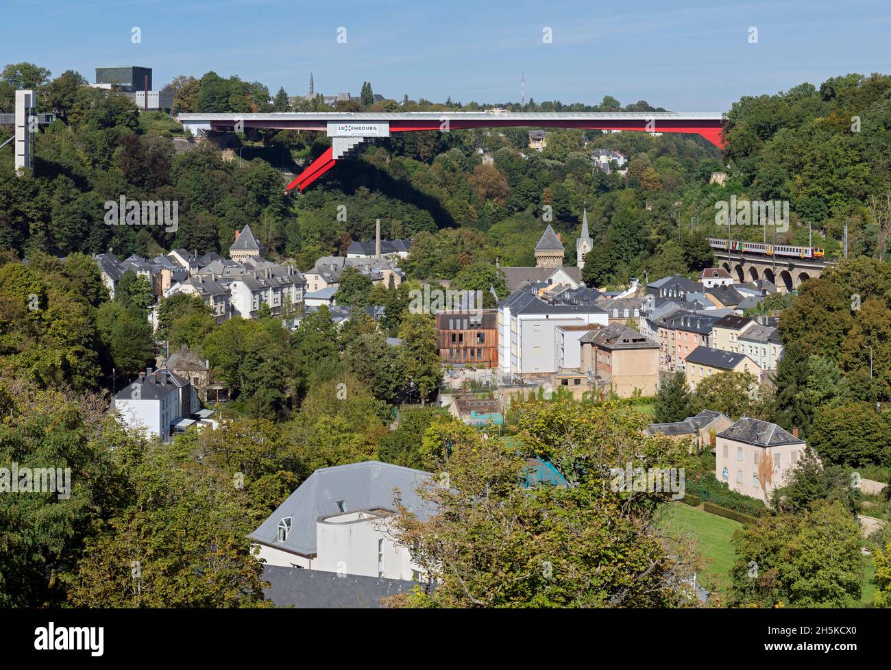 Europa, Luxemburg, Luxemburg-Stadt, Pafendall, Blick auf das Alzette-Tal in Richtung der Großherzogin-Charlotte-Brücke Stockfoto