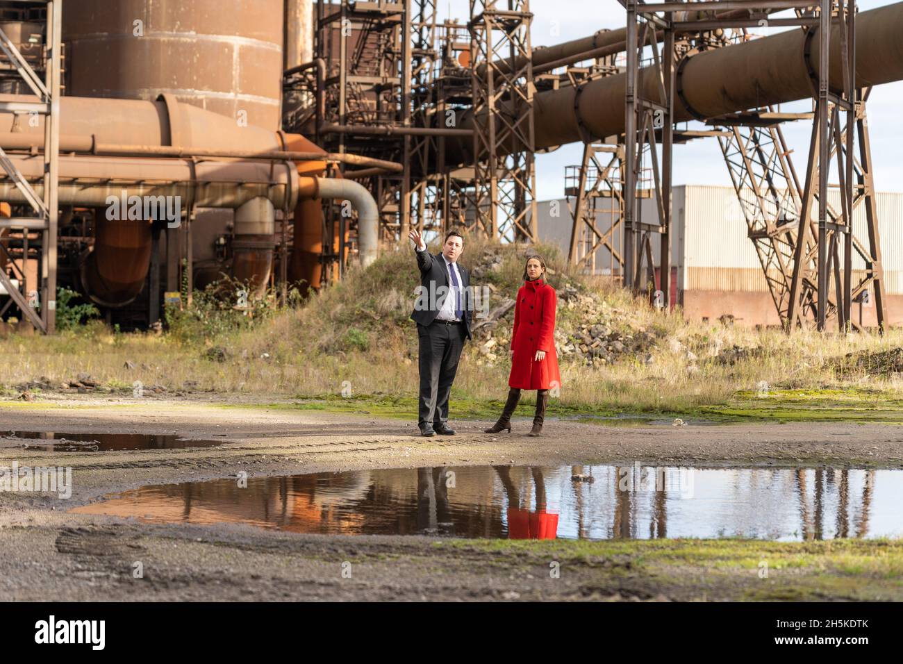 Redcar, Großbritannien. November 2021. Der Bürgermeister von Tees Valley, Ben Houchen, zeigt Schatzmeisterin Helen Whately, rund um den Teesworks-Standort, zu dem ein großer Teil des Teesside Freeport gehört. Der Bürgermeister, der 2015 das SSI-Stahlwerk schloss, plant, das Gelände in ein Zentrum für grüne Energie und Kohlenstoffabscheidung umzuwandeln, wobei der freeport in den ersten 5 Jahren seines Betriebs 18,000 Arbeitsplätze schafft. (Foto von Jason Brown/SOPA Images/Sipa USA) Quelle: SIPA USA/Alamy Live News Stockfoto