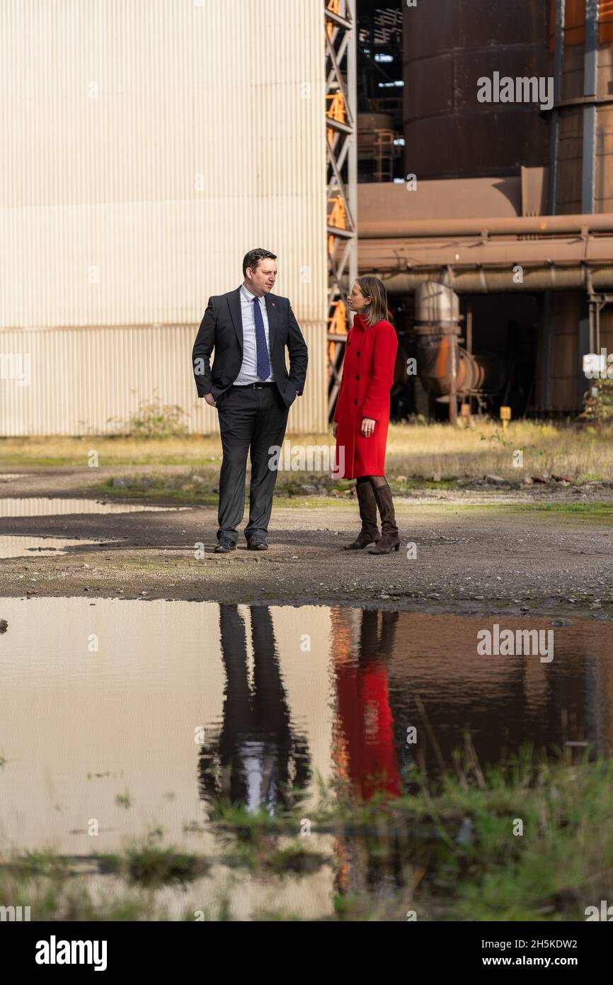 Redcar, Großbritannien. November 2021. Der Bürgermeister von Tees Valley, Ben Houchen, zeigt Schatzmeisterin Helen Whately, rund um den Teesworks-Standort, zu dem ein großer Teil des Teesside Freeport gehört. Der Bürgermeister, der 2015 das SSI-Stahlwerk schloss, plant, das Gelände in ein Zentrum für grüne Energie und Kohlenstoffabscheidung umzuwandeln, wobei der freeport in den ersten 5 Jahren seines Betriebs 18,000 Arbeitsplätze schafft. (Foto von Jason Brown/SOPA Images/Sipa USA) Quelle: SIPA USA/Alamy Live News Stockfoto