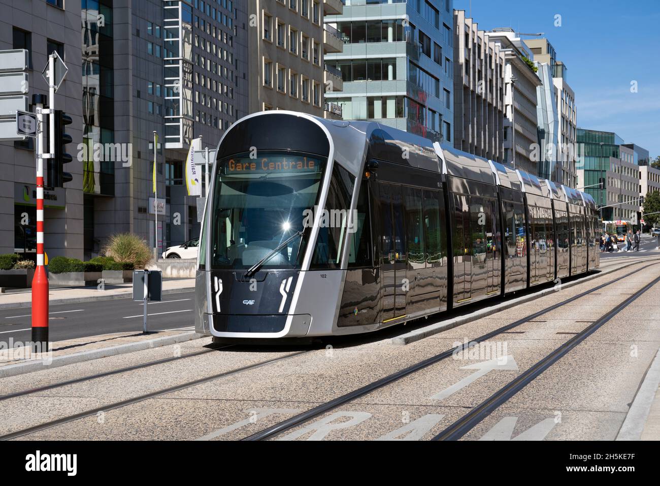 Europa, Luxemburg, Luxemburg, Luxemburg-Stadt, Plateau du Saint-Esprit, moderne elektrische Straßenbahn am Boulevard Royal vorbei Stockfoto