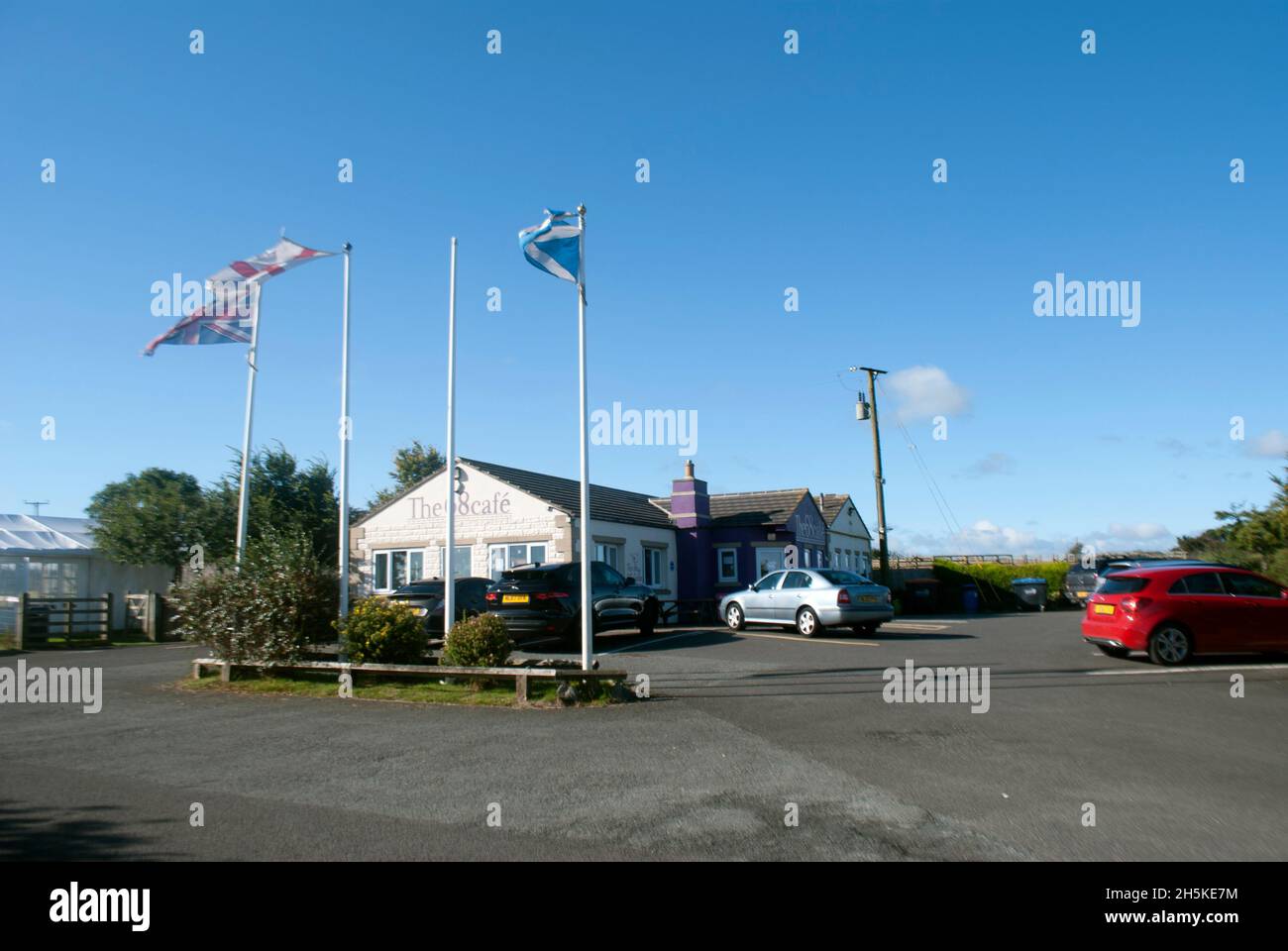 Das 68 Café und der Parkplatz mit Fahnenmasten, A68, Toft Hill, Bishop Auckland, County Durham, VEREINIGTES KÖNIGREICH Stockfoto