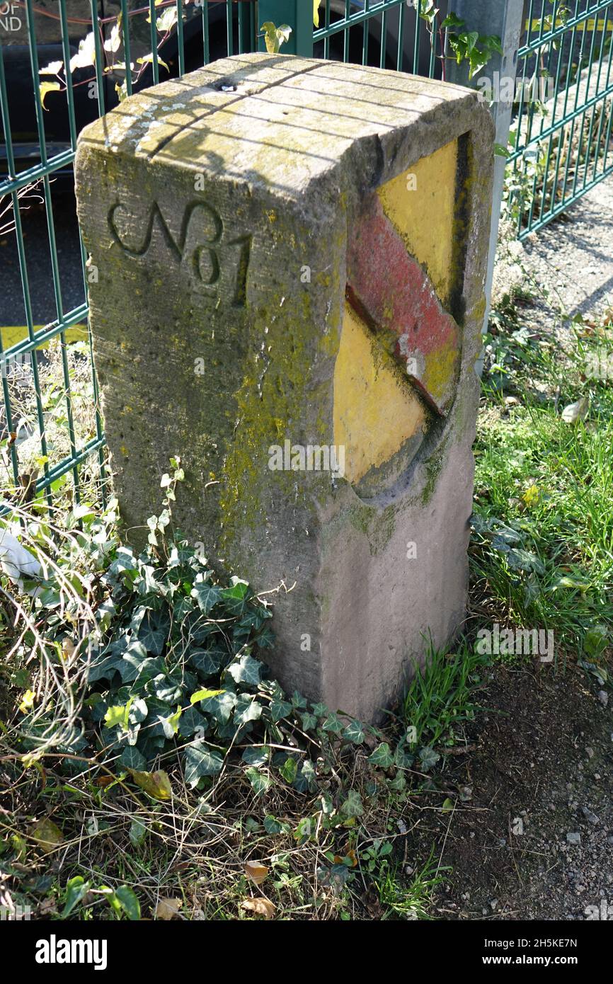 Borderstone # 1 der schweizerisch-deutschen Grenze in der Nähe des Rheinufers, Kleinhüningen, Basel, Schweiz und weil am Rhein, Baden Württemberg, Deutschland Stockfoto