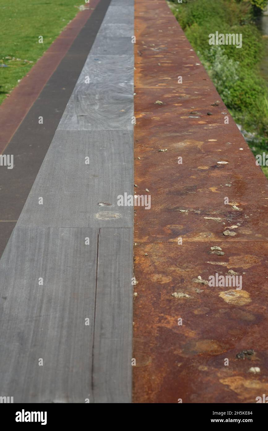 Eiserne Sitzbank an der Rheinküste von Huningue, Huningue, Haut Rhin, Elsass, Grand Est, Frankreich Stockfoto