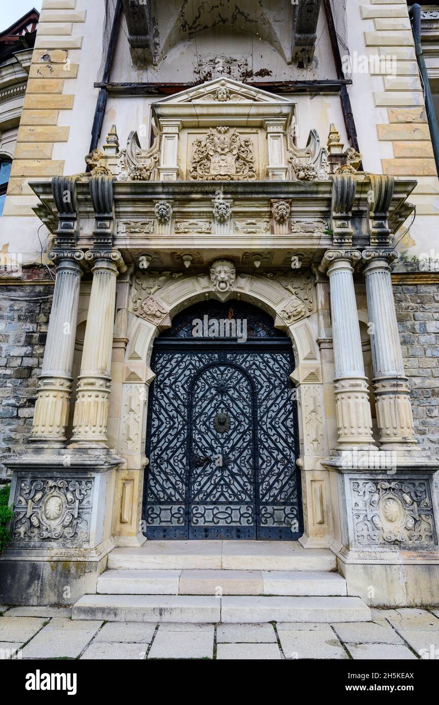 Tür am Eingang zum schönen Neorenaissance-Gebäude von Schloss Peles (Castelul Peles) in der Nähe des Bucegi-Gebirges (Muntii Bucegi) in einem bewölkten Sommer Stockfoto