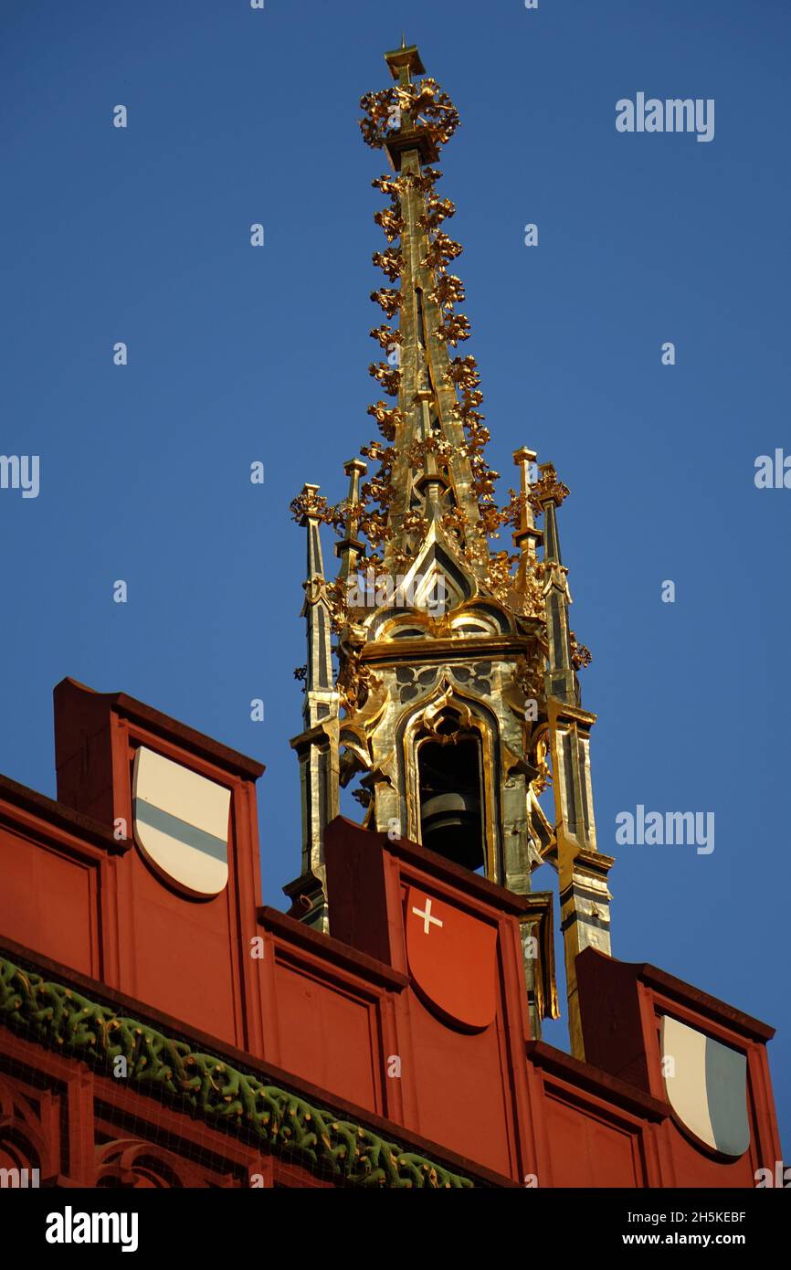 Berühmter goldener Turm auf rot gestrichenen Stadttafel Basel, Grossbasel, Basel, Schweiz Stockfoto