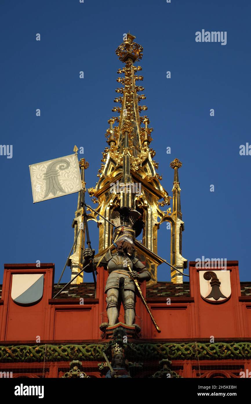 Berühmter goldener Turm auf rot gestrichenen Stadttafel Basel, Grossbasel, Basel, Schweiz Stockfoto