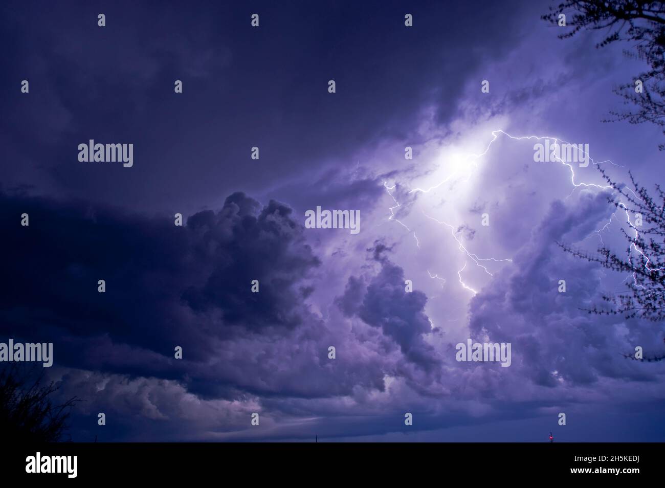 Blitze, Cumulo-Nimbus-Wolken und Gewitter. Stockfoto
